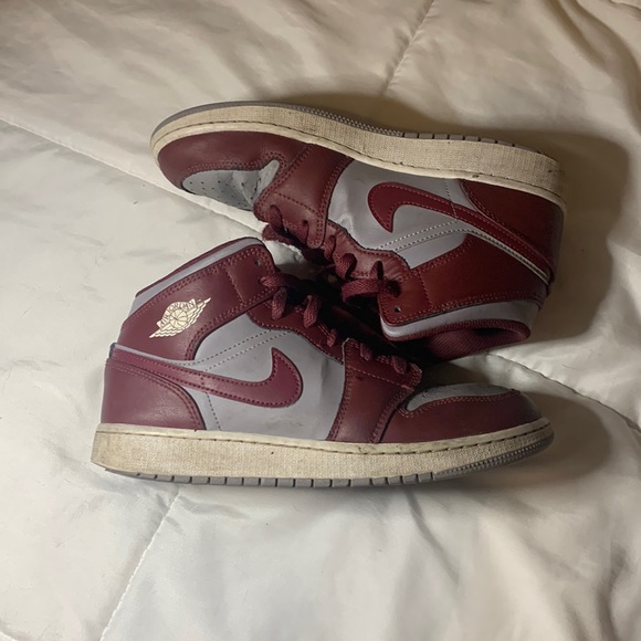 Jordan 1s mid red and grey - Picture 1 of 6